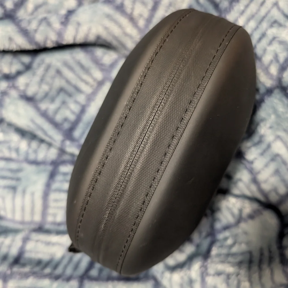 Beats Black Hard-Shell Headphone Case (EUC) - Picture 3 of 7